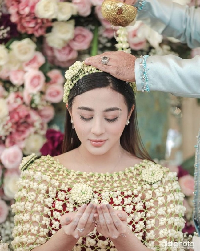 Potret cantik Margin Wieheerm saat menjalani siraman sebelum menikah dengan Ali Syakieb pada 2021 lalu. Foto: Instagram @aldiphoto
