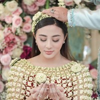 Potret cantik Margin Wieheerm saat menjalani siraman sebelum menikah dengan Ali Syakieb pada 2021 lalu. Foto: Instagram @aldiphoto