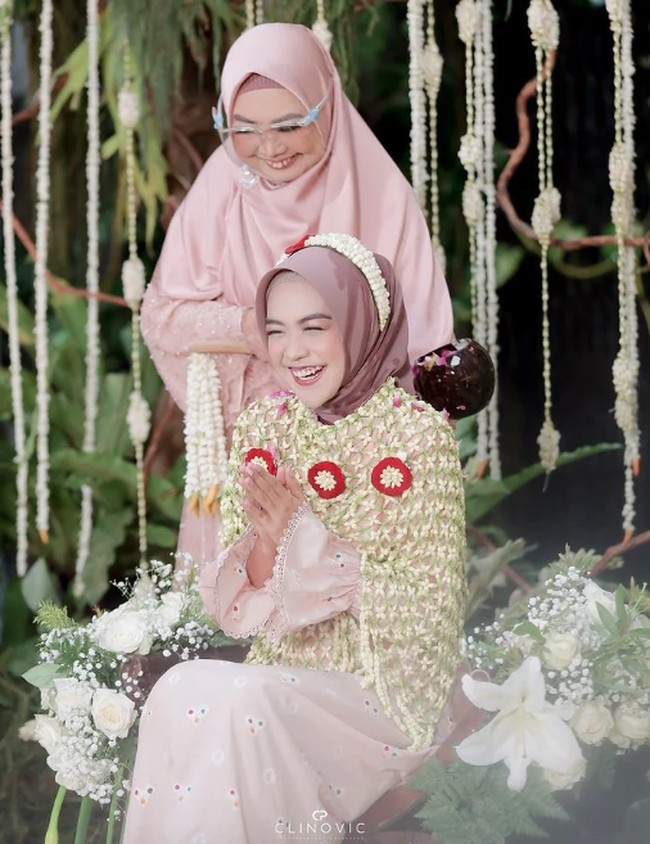 Ria Ricis yang melakukan siraman bersama sang kakak sebelum menikah dengan Teuku Ryan. Ria Ricis tetap terlihat ceria ketika menjalani prosesi tersebut. Ricis menjalani siraman dengan adat Jawa karena ayahnya masih keturunan Jawa. Foto: Instagram Ria Ricis