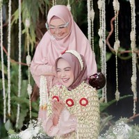 Ria Ricis yang melakukan siraman bersama sang kakak sebelum menikah dengan Teuku Ryan. Ria Ricis tetap terlihat ceria ketika menjalani prosesi tersebut. Ricis menjalani siraman dengan adat Jawa karena ayahnya masih keturunan Jawa. Foto: Instagram Ria Ricis