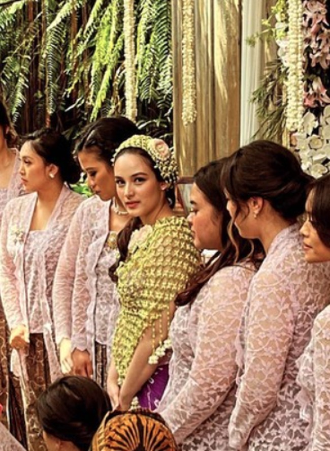 Pernikahan Chelsea Islan dan Rob Clinton tampak tertutup dari publik. Namun ada potret dirinya melakukan proses siraman dengan adat Jawa sebelum menikah. Foto: Instagram @chelseaislanfc.mks