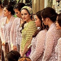 Pernikahan Chelsea Islan dan Rob Clinton tampak tertutup dari publik. Namun ada potret dirinya melakukan proses siraman dengan adat Jawa sebelum menikah. Foto: Instagram @chelseaislanfc.mks