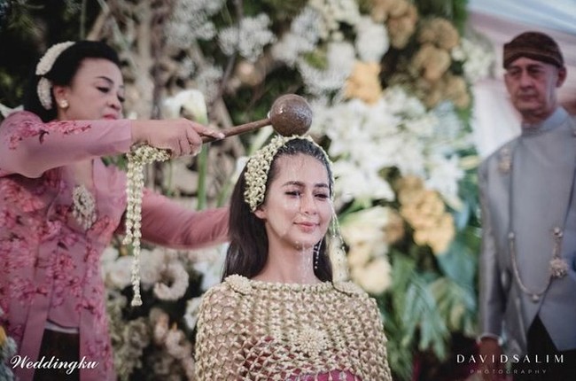 Paula Verhoeven turut menjalani proses siraman sebelum menikah dengan Baim Wong. Foto: dok. David Salim Photography/weddingku