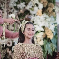 Paula Verhoeven turut menjalani proses siraman sebelum menikah dengan Baim Wong. Foto: dok. David Salim Photography/weddingku