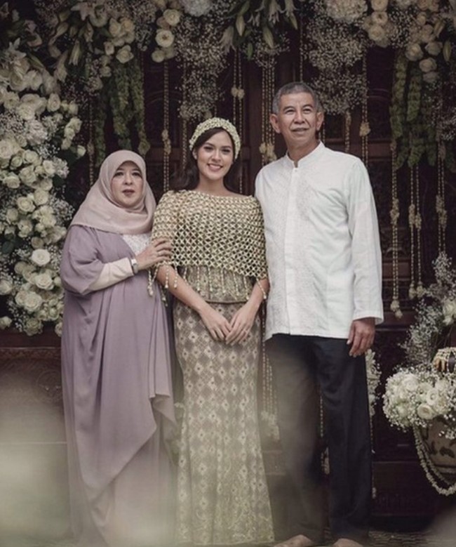 Ini momen Raisa usai menjalani siraman dengan adat Sunda sebelum menikah dengan Hamish Daud. Foto: dok. David Salim Photography/Bride Story