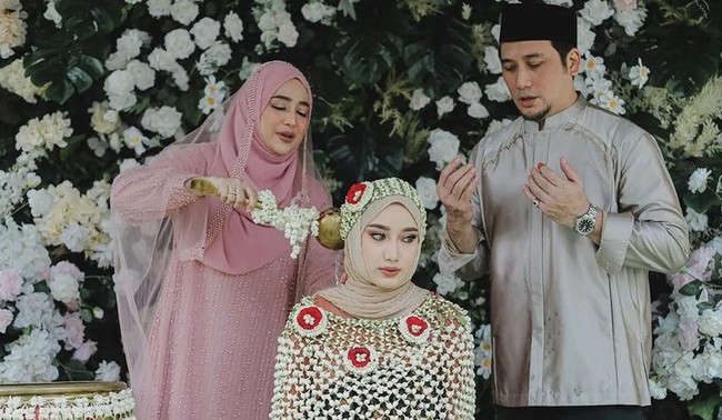 Momen ketika putri dari pasangan selebriti Cindy Fatikasari dan Tengku Firmansyah, Tengku Syaira Anataya, yang kini menjadi pesinetron menjalani siraman menggunakan hijab. Foto: Instagram @nandito_photography