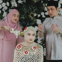 Momen ketika putri dari pasangan selebriti Cindy Fatikasari dan Tengku Firmansyah, Tengku Syaira Anataya, yang kini menjadi pesinetron menjalani siraman menggunakan hijab. Foto: Instagram @nandito_photography