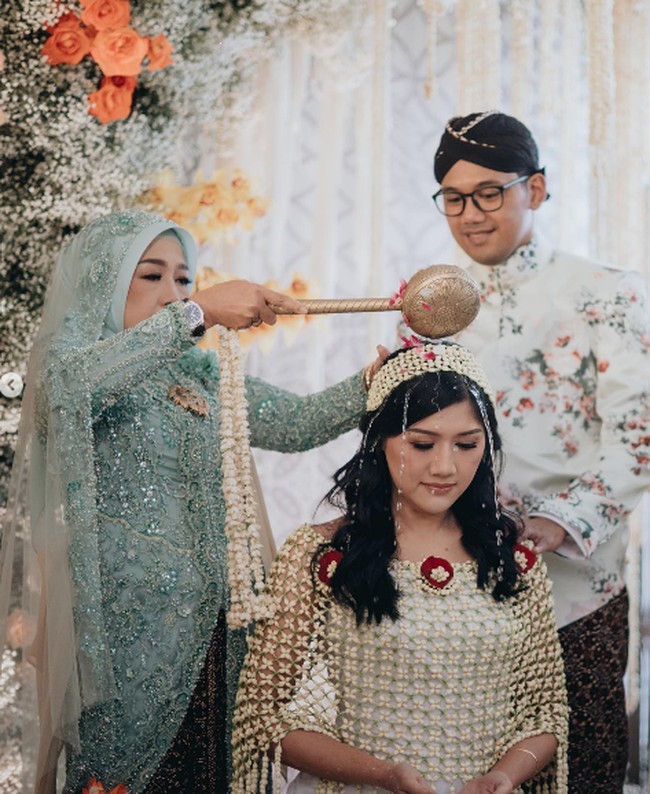 Puteri Indonesia DIY 2022 Erina Gudono menjalani prosesi siraman adat Jawa sebelum menikah dengan Kaesang Pangarep. Pernikahannya digelar dengan tema adat Jawa Solo dan Yogyakarta. Foto: Instagram @modern.co 