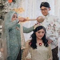 Puteri Indonesia DIY 2022 Erina Gudono menjalani prosesi siraman adat Jawa sebelum menikah dengan Kaesang Pangarep. Pernikahannya digelar dengan tema adat Jawa Solo dan Yogyakarta. Foto: Instagram @modern.co 