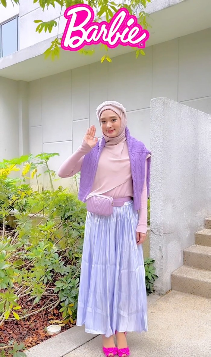 Gaya Inara Rusli jadi barbie pilihan outfitnya bisa menjadi inspirasi bagi muslimah lainya.