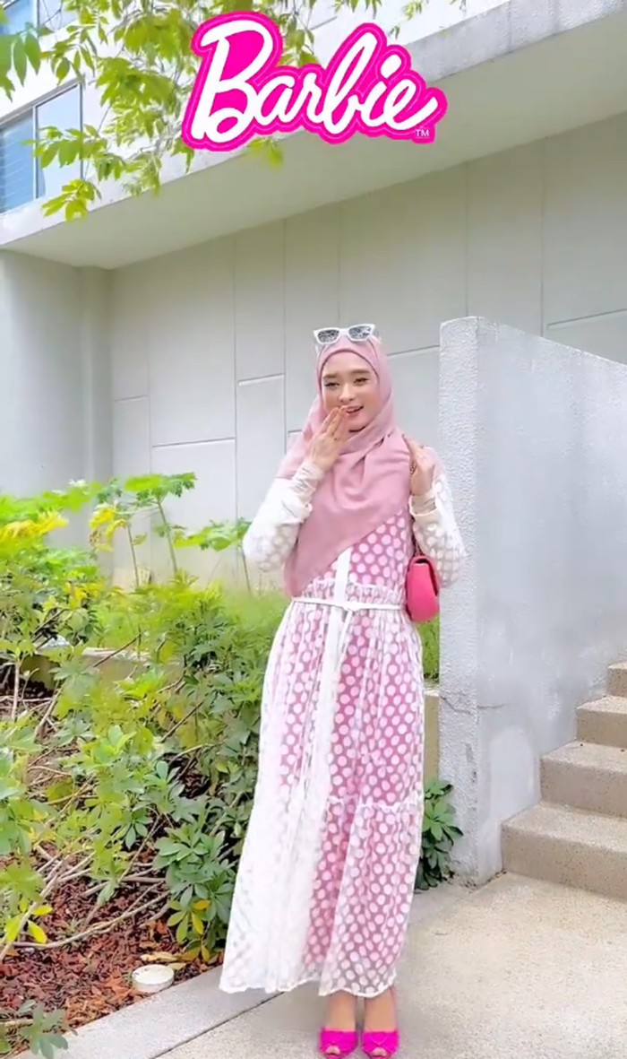 Gaya Inara Rusli jadi barbie pilihan outfitnya bisa menjadi inspirasi bagi muslimah lainya.