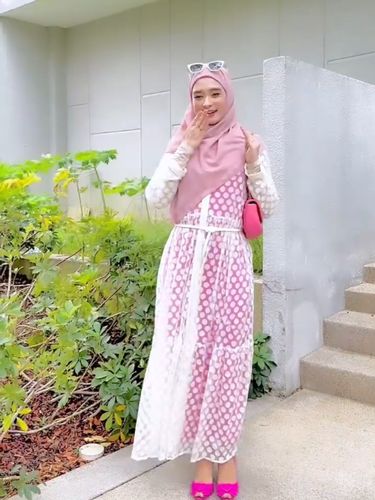Gaya Inara Rusli jadi barbie Gaya Inara Rusli jadi barbie pilihan outfitnya bisa menjadi inspirasi bagi muslimah lainya.