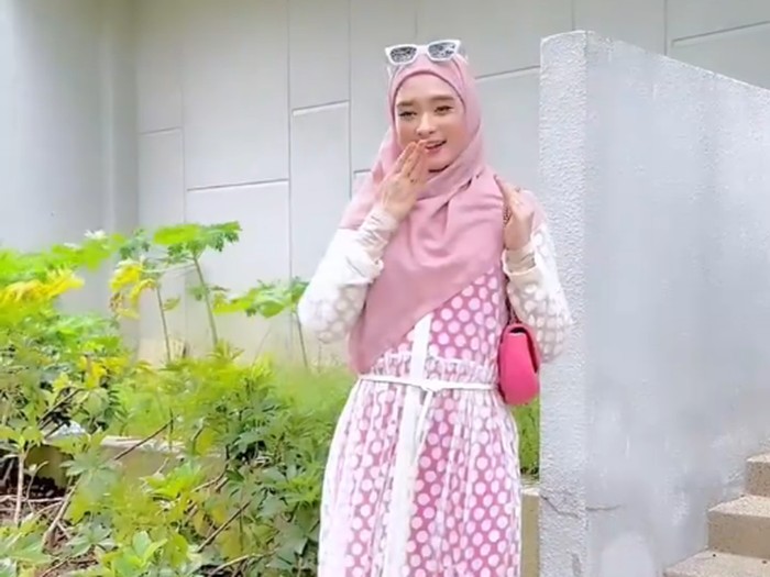 Gaya Inara Rusli jadi barbie pilihan outfitnya bisa menjadi inspirasi bagi muslimah lainya.
