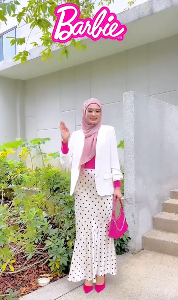 Gaya Inara Rusli jadi barbie Gaya Inara Rusli jadi barbie pilihan outfitnya bisa menjadi inspirasi bagi muslimah lainya.