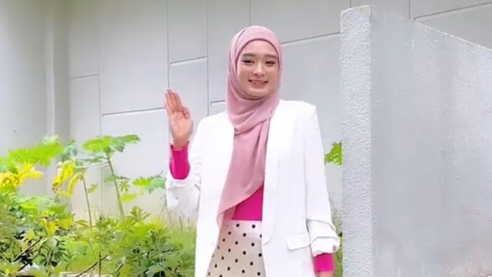Gaya Inara Rusli jadi barbie pilihan outfitnya bisa menjadi inspirasi bagi muslimah lainya.