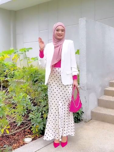 Gaya Inara Rusli jadi barbie Gaya Inara Rusli jadi barbie pilihan outfitnya bisa menjadi inspirasi bagi muslimah lainya.