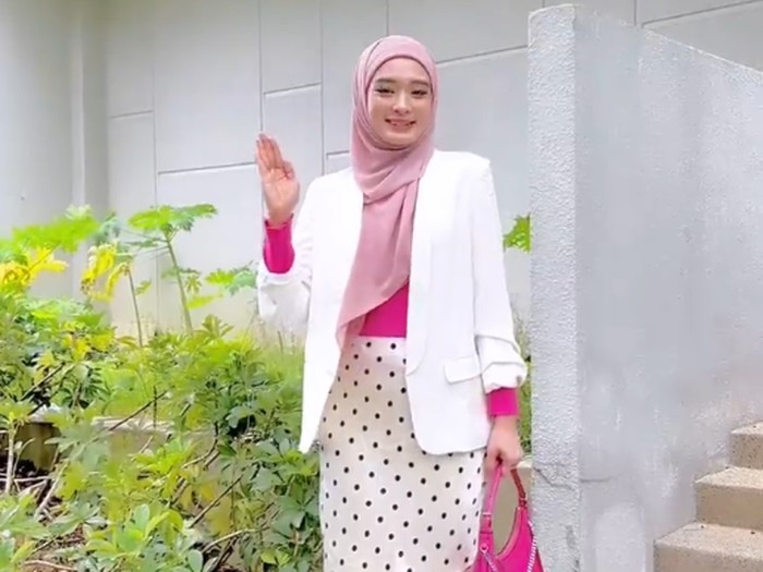 Gaya Inara Rusli jadi barbie pilihan outfitnya bisa menjadi inspirasi bagi muslimah lainya.