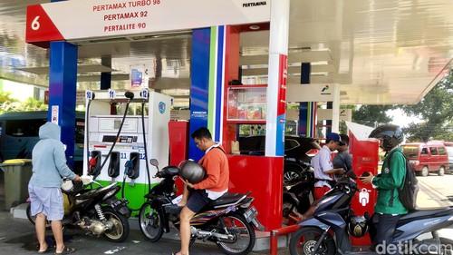 PT Pertamina kembali menyesuaikan harga BBM nonsubsidi. Kali ini, harga Pertamax Turbo, Dexlite dan Pertamina Dex naik mulai hari ini.