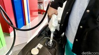 Pertamax Turbo masuk bulan kedelapan dijual Rp 14.400 per liter atau naik dari sebelumnya Rp 14.000 per liter. Berlanjut, harga Dexlite kini dijual Rp 13.950 per liter naik dari sebelumnya Rp 13.250 per liter.  