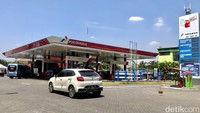 Sejumlah kendaraan mengantre BBM di salah satu SPBU Pertamina Jakarta Timur, Selasa (1/8/2023).  