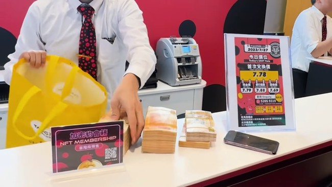 Dengan santainya Jacquelin membawa tas berisi uang kertas sebanyak HKD2 juta atau sekitar Rp 3,8 miliar itu di jalanan umum. Dia lalu menyerahkan beberapa gepok uang ke petugas CryptoPard yang langsung menghitung uang yang akan diinvestasikan. Foto: Instagram/@jacquelinchng