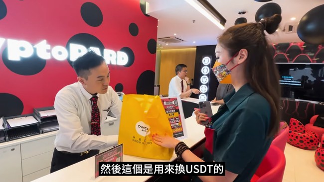 Wanita 43 tahun ini jadi perhatian netizen karena uang tunai yang akan dia investasikan hanya dimasukkan ke dalam kantong belanja. Foto: Instagram/@jacquelinchng