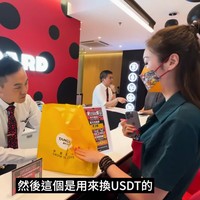 Wanita 43 tahun ini jadi perhatian netizen karena uang tunai yang akan dia investasikan hanya dimasukkan ke dalam kantong belanja. Foto: Instagram/@jacquelinchng