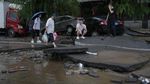 Jalanan di Beijing Mengelupas Diterjang Banjir