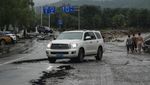 Jalanan di Beijing Mengelupas Diterjang Banjir