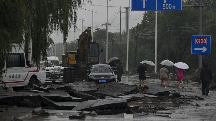 Jalanan di Beijing Mengelupas Diterjang Banjir Banjir yang dipicu oleh Topan Doksuri membuat jalanan di Beijing rusak, Senin (31/7/2023). Bahkan aspal di sebagian ruas jalan mengelupas akibat terjangan banjir. Ini penampakannya.