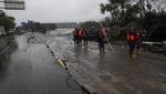 Jalanan di Beijing Mengelupas Diterjang Banjir
