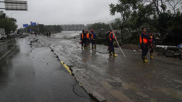 Banjir yang dipicu oleh Topan Doksuri membuat jalanan di Beijing rusak, Senin (31/7/2023). Bahkan aspal di sebagian ruas jalan mengelupas akibat terjangan banjir. Ini penampakannya.