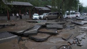 Jalanan di Beijing Mengelupas Diterjang Banjir