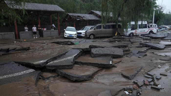 Jalanan di Beijing Mengelupas Diterjang Banjir Banjir yang dipicu oleh Topan Doksuri membuat jalanan di Beijing rusak, Senin (31/7/2023). Bahkan aspal di sebagian ruas jalan mengelupas akibat terjangan banjir. Ini penampakannya.