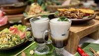 Sementara dari Jawa Timur menghadirkan ayam goreng kremes yang renyah. Selain itu, ada ayam goreng, urap, tahu, tempe hingga es godir yang menyegarkan (Rp 399.000) Foto: detikcom/Riska Fitria