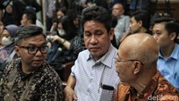 Ketiga saksi itu adalah Kepala Biro Perencanaan Kominfo Arifin Saleh Lubis, Auditor Utama pada Inspektorat Jenderal (Irjen) Kominfo Doddy Setiadi dan Kepala Sub Direktorat Monitoring dan Evaluasi Telekomunikasi Khusus dan Jaringan Telekomunikasi Kominfo, Indra Apriadi.
