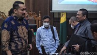 Seperti diberitakan sebelumnya, Plate didakwa melakukan tindak pidana korupsi dalam proyek pengadaan BTS 4G hingga menyebabkan kerugian negara Rp 8 triliun. Plate diadili bersama Anang Achmad Latif dan Yohan Suryanto.
