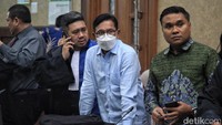 Terdakwa kasus dugaan korupsi penyediaan infrastruktur base transceiver station (BTS) 4G dan infrastruktur pendukung BAKTI Kominfo Johnny G Plate mengenakan baju biru muda saat mengikuti sidang lanjutan di Pengadilan Tipikor, Jakarta, Selasa (1/8/2023).