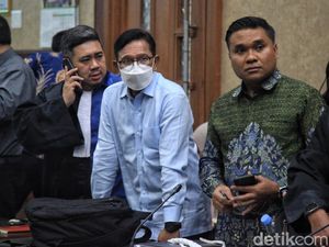 Sespri Sebut Johnny Plate ke LN Tak Pakai Duit Kominfo, Hakim: Jangan Ngarang!