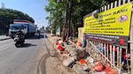 Jorok! Sampah Menggunung di Pinggir Jalan Diponegoro Tambun
