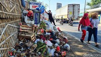 Tumpukan sampah menghiasi pinggir Jalan Diponegoro KM 38 Jatimulya, Tambun Selatan, Kabupaten Bekasi, Jawa Barat, Selasa (1/8/2023).  