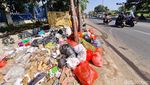 Jorok! Sampah Menggunung di Pinggir Jalan Diponegoro Tambun