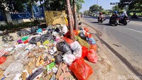 Sampah yang menggunung itu akan mengganggu kenyamanan pejalan kaki.  