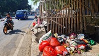 Sampah yang menggunung itu juga akan menimbulkan bau tidak sedap.  