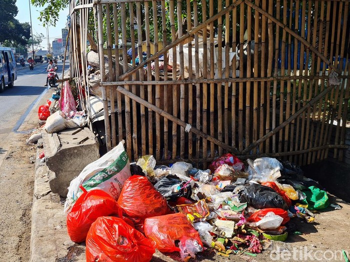 Warga membuang sampah sembarang di pinggir Jalan Diponegoro KM 38 Jatimulya, Tambun Selatan, Kabupaten Bekasi, Jawa Barat, Selasa (1/8/2023). Pinggir jalan yang masuk jalan nasional ini dipenuhi sampah yang dibuang oleh warga yang tidak bertangung jawab. Poster larangan membuang sampah juga sudah dipasang namun warga tetap nekat membuang sampah.