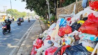 Pinggir jalan yang masuk jalan nasional ini dipenuhi sampah yang dibuang oleh warga yang tidak bertangung jawab.  