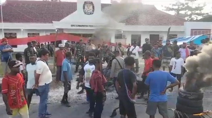 Kantor KPU Sorong Selatan disegel warga.