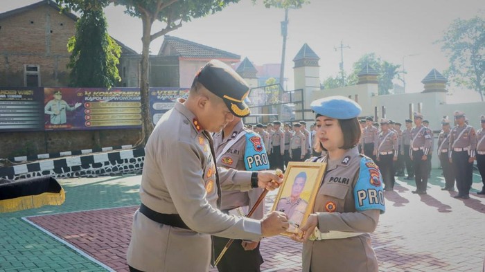 Kapolres Wonogiri AKBP Andi Muhammad Indra Waspada Amirullah mencoret foto anggota polisi yang dipecat gegara narkoba, Selasa (1/8/2023).