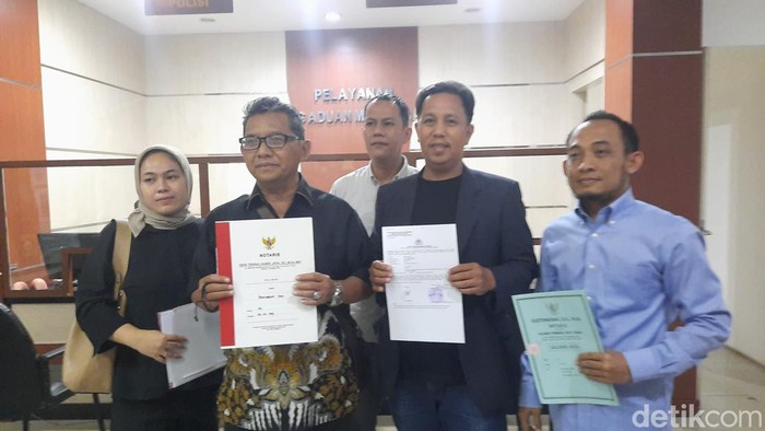 Agus menunjukkan bukti laporan usai diterima di SPKT Polda Sumsel.