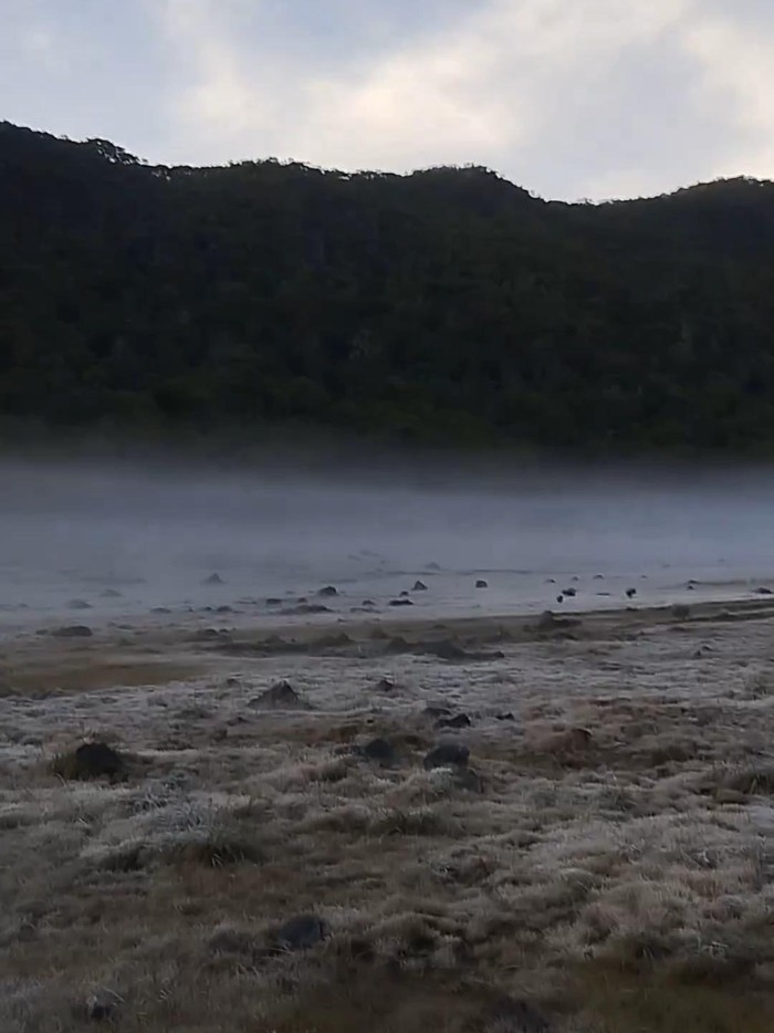 Kawasan puncak gunung gede pangrango diselimuti es
